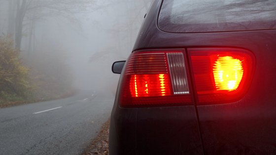 Nebelschlussleuchte am Heck eines Fahrzeugs