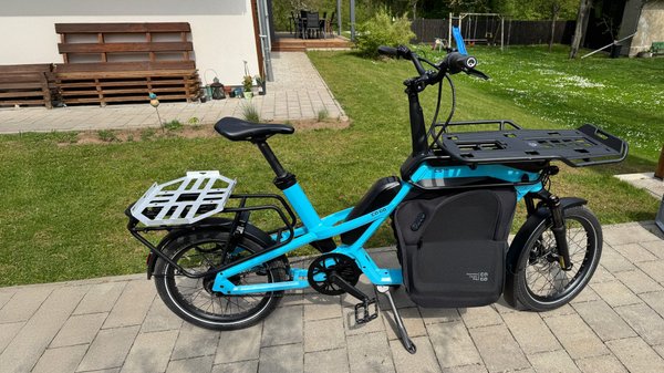 Das Cago CS 150 steht vor einem Garten.