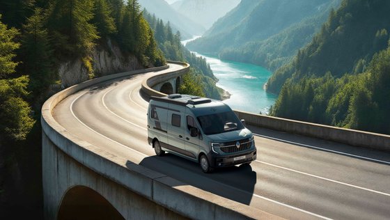  Ahorn Camp Campervan fährt auf einer Brücke.