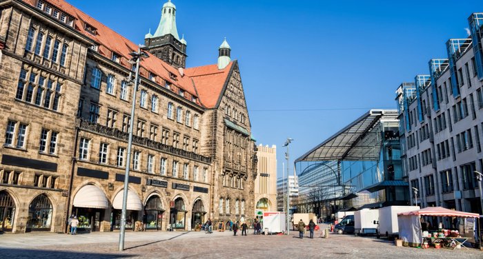 Marktplatz von Chemitz bei Sonnenschein.