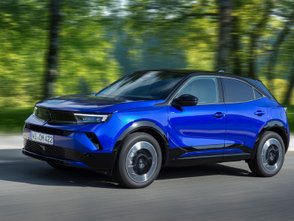 Seitlicher Ansicht des Opel Mokka mit zweifarbiger Lackierung. 