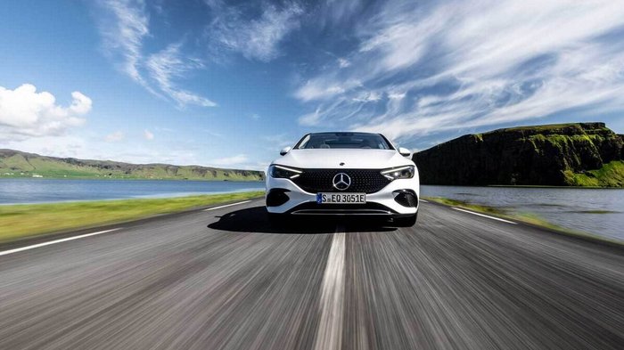 Ein Mercedes in Bewegungsunschärfe auf einer Straße.