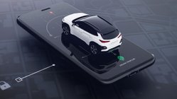 Modellauto steht auf einem Smartphone