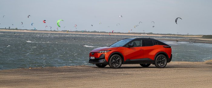 Der Subaru Uncharted steht am Strand, im Hintergrund sind Kites zu sehen. 