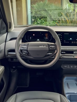 Cockpit des Kia EV3. 