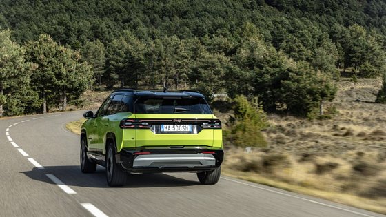Blick auf das Heck des fahrenden Jeep Compass