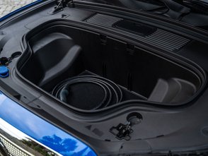 Blick auf den Frunk unter der Fronthaube des Mercedes GLC 400 4-Matic Elektro