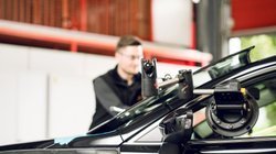 Austausch einer Frontscheibe an einem Pkw