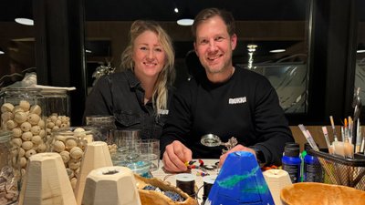 Ida Brännström und Simon Mukka bei ihrem kreativen Workshop im Mukka Matarengi. 