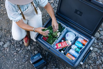 Dometic-Kühlbox der Serie CFX5 mit Lebensmitteln gefüllt