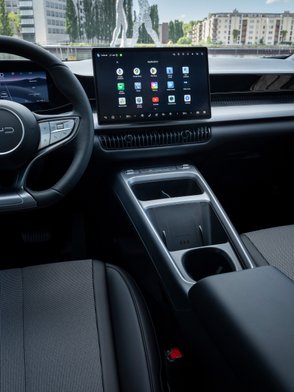 BYD Dolphin G DM-i Test – Mittelkonsole im Cockpit.