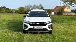 Dacia Jogger auf den Land von vorne.