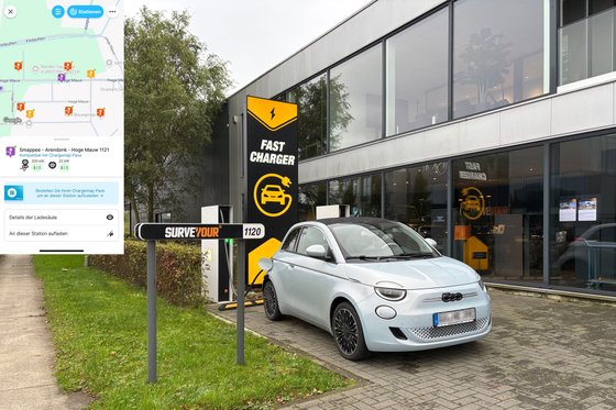 Fiat 500e lädt an einer Ladesäule im Industriegebiet von Arendonk. 