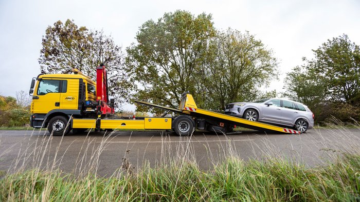 Abschleppwagen des ARCD mit einem Pannen-Pkw 