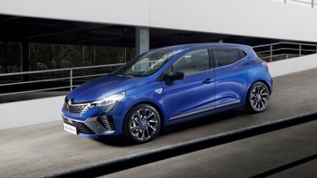 Blauer Renault Clio auf einer Straße.