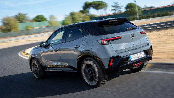 Opel Mokka GSE fährt schnell durch eine Kurve. 