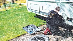 Pannenhilfe am Wohnwagen auf einem Campingplatz.