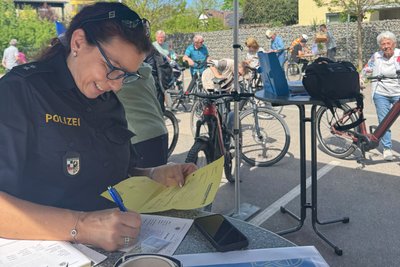 Polizeihauptkommissarin Diana Weidner beim Registrierungsprozess.