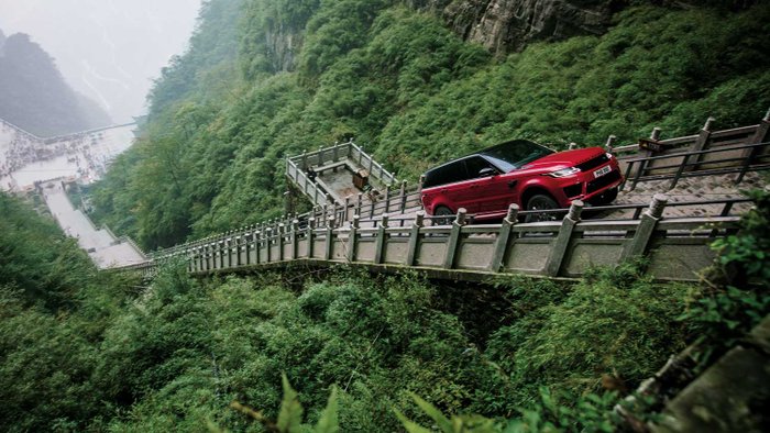 Ein Land Rover fährt über 999 Treppenstufen zum sogenannten Tor des Himmels im chinesischen Tianmen Gebirge.