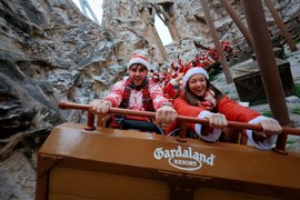 Besucher fahren in einer Achterbahn im Gardaland während der Magic-Winter-Saison