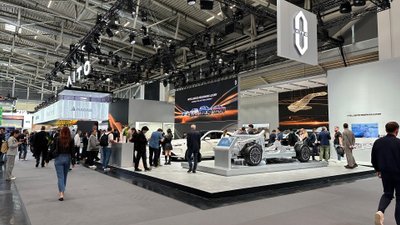 Blick in eine Messehalle auf der IAA 2025.