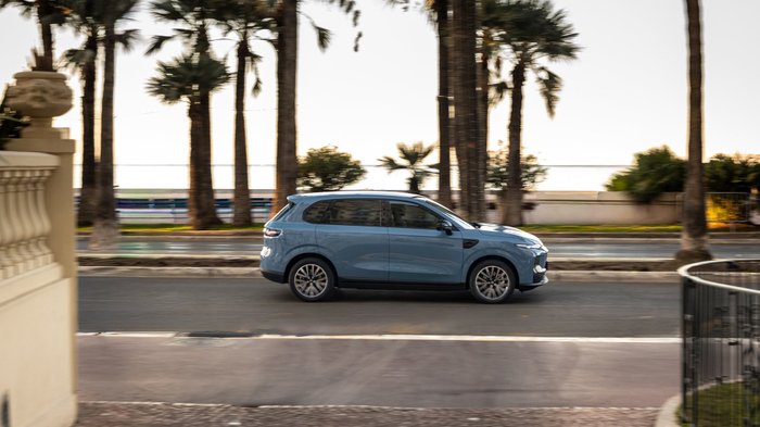 Leapmotor B10 fährt durch eine Stadt in Südfrankreich