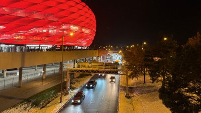 Nachtaufnahme Parkhaus und Zufahrt zur Allianz-Arena in München.