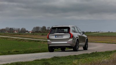 Heckansicht des Volvo XC90 PHEV während der Fahrt auf einer Landstraße