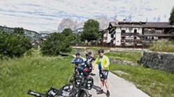 Ein Oldtimer auf einem Abschleppwagen.