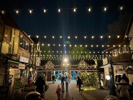 Festlich geschmückter Eingangsbereich des Freizeitlands Geiselwind