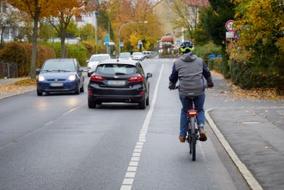 Radfahrer fährt auf einem Schutzstreifen.
