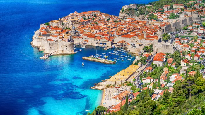 Blick auf Altstadt und Hafen von Dubrovnik.