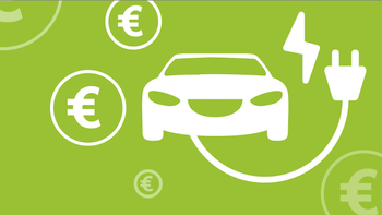 Ein gezeichnetes Auto mit einem Ladekabel auf grünem Hintergrund, außen herum Euro Zeichen in Kreisen.