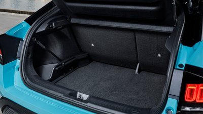Blick in den Kofferraum des Nissan Leaf.