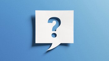 Sprechblase mit Fragezeichen auf hellblauem Hintergrund.