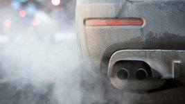 Auspuffrauch aus einem Auto