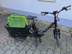 Das i:SY P12 Longtail mit einer Kiste auf dem Gepäckträger