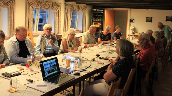 Mitglieder des Ortsclub Aller-Weser an einem Tisch bei einem OC-Treffen.