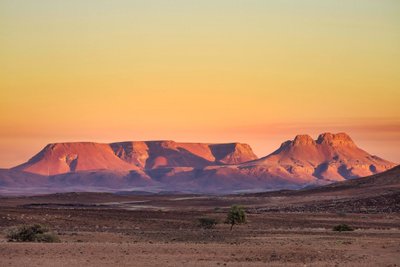 Steppe mit langgestrecktem Bergplateau in der Morgendämmerung.