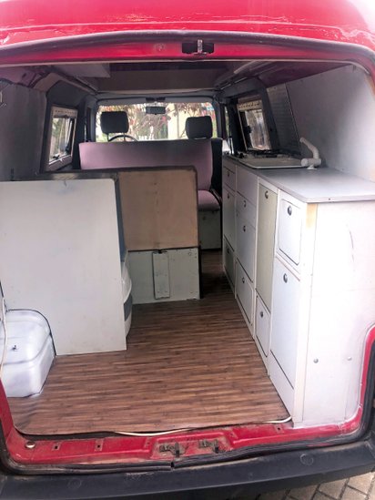 Innenausbau eines roten Campers.