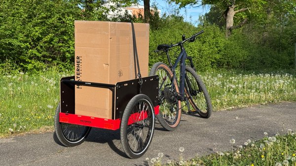 Der Hmax light von Hinterher beladen mit einem Paket.