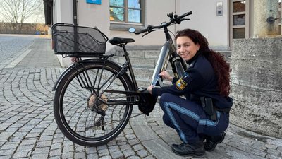 Polizistin beim Registrieren eines Pedelecs.