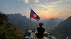 Marco Lunz auf dem Phadeng Peak bestiegen, wo sich eine  beeindruckende Aussicht auf die Stadt Nong Khiaw in Laos bietet.
