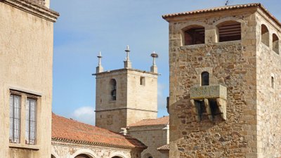 Mittelalterlicher Turm in der spanischen UNESCO-Weltkulturerbestadt Cáceres.