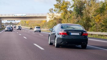 Eine viel befahrene Autobahn.