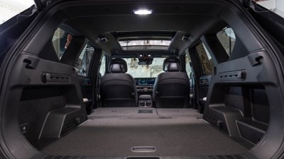 Der Kofferraum des Kia EV5 mit umgeklappter Rückbank. 