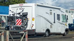 Wohnmobil mit einem Toter-Winkel-Hinweis am Heck.