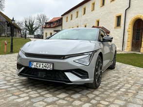 Kia EV6 vor Gebäude. 