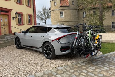 Fahrzeug mit Fahrradträger samt Fahrrädern. 