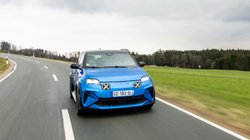 Alpine A290 fährt dynamisch auf einer Landstraße in der Nähe von Kolbermoor.